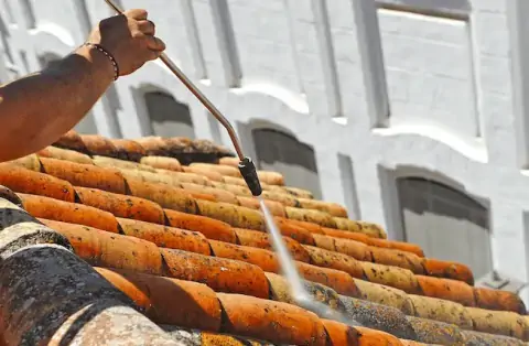 Nettoyage de toitures - Soleilhas